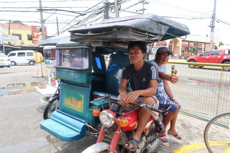 ガイサノ・グランドモール前のトライシクル