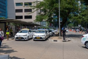 アヤラモールのH＆M前のタクシー乗り場