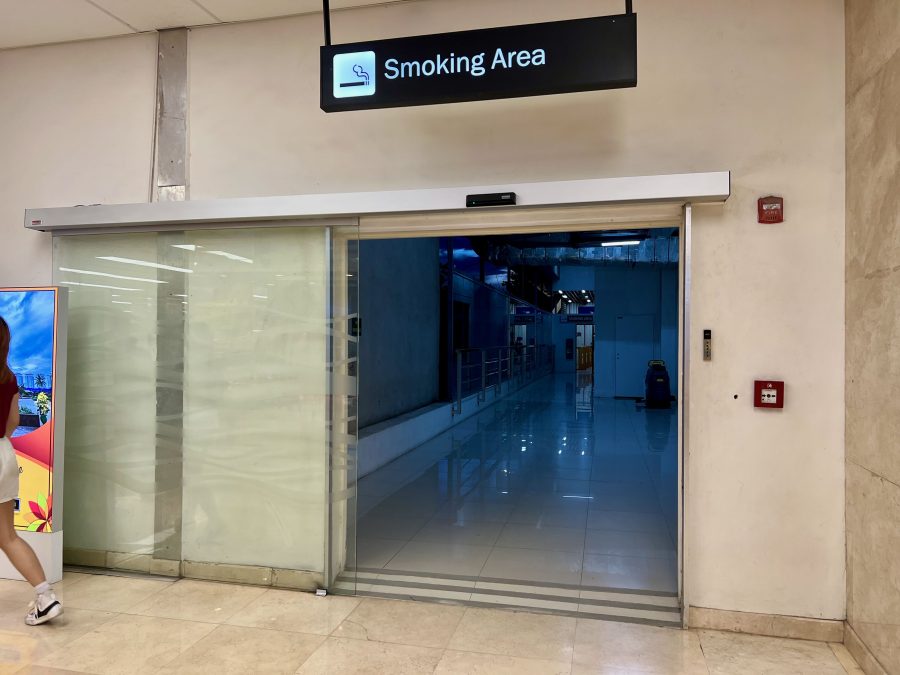マクタン・セブ国際空港のターミナル1の喫煙所